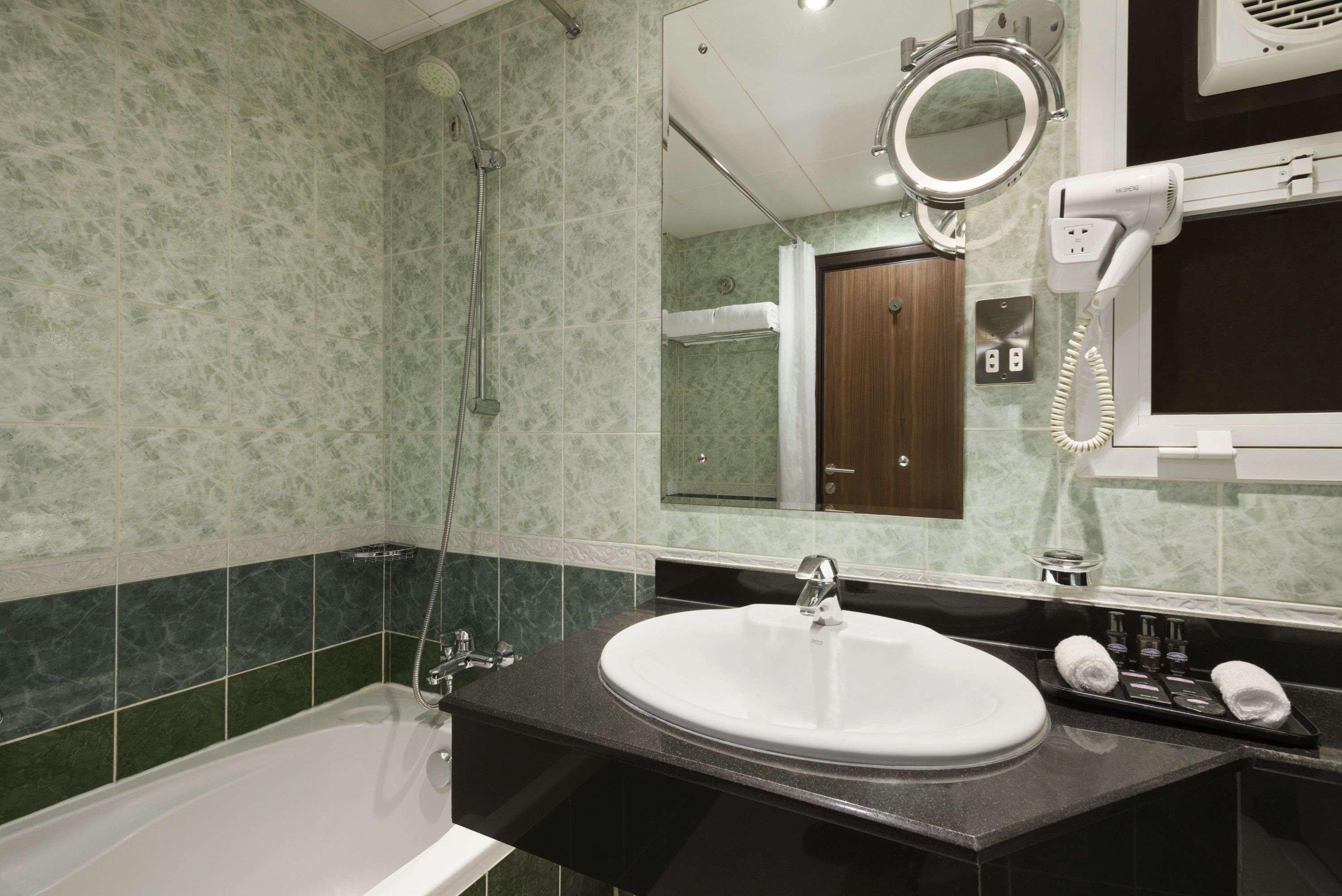 Howard Johnson By Wyndham Abu Dhabi Downtown Exterior photo